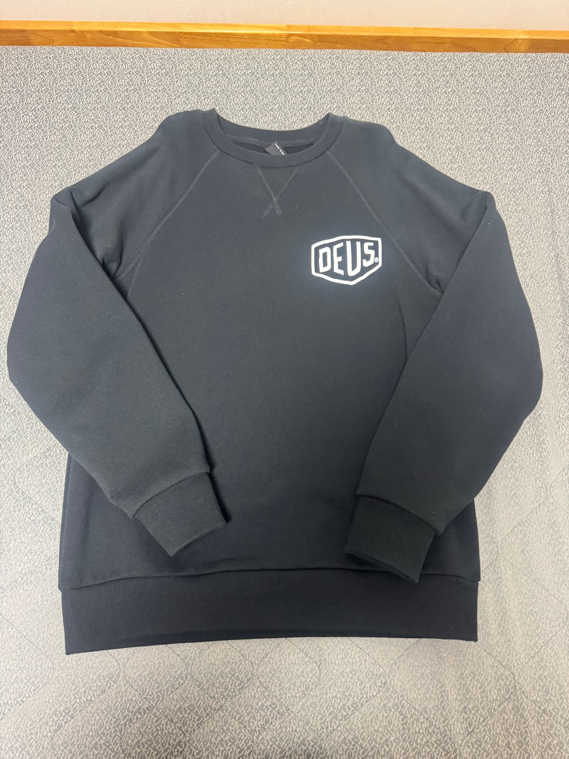 데우스 블랙 맨투맨 티셔츠 상품이미지1