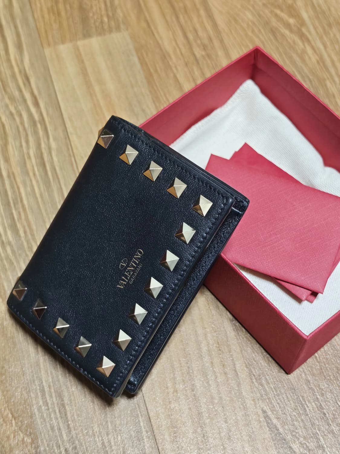 발렌티노 락스터드 반지갑 블랙 판매합니다! 상품이미지3