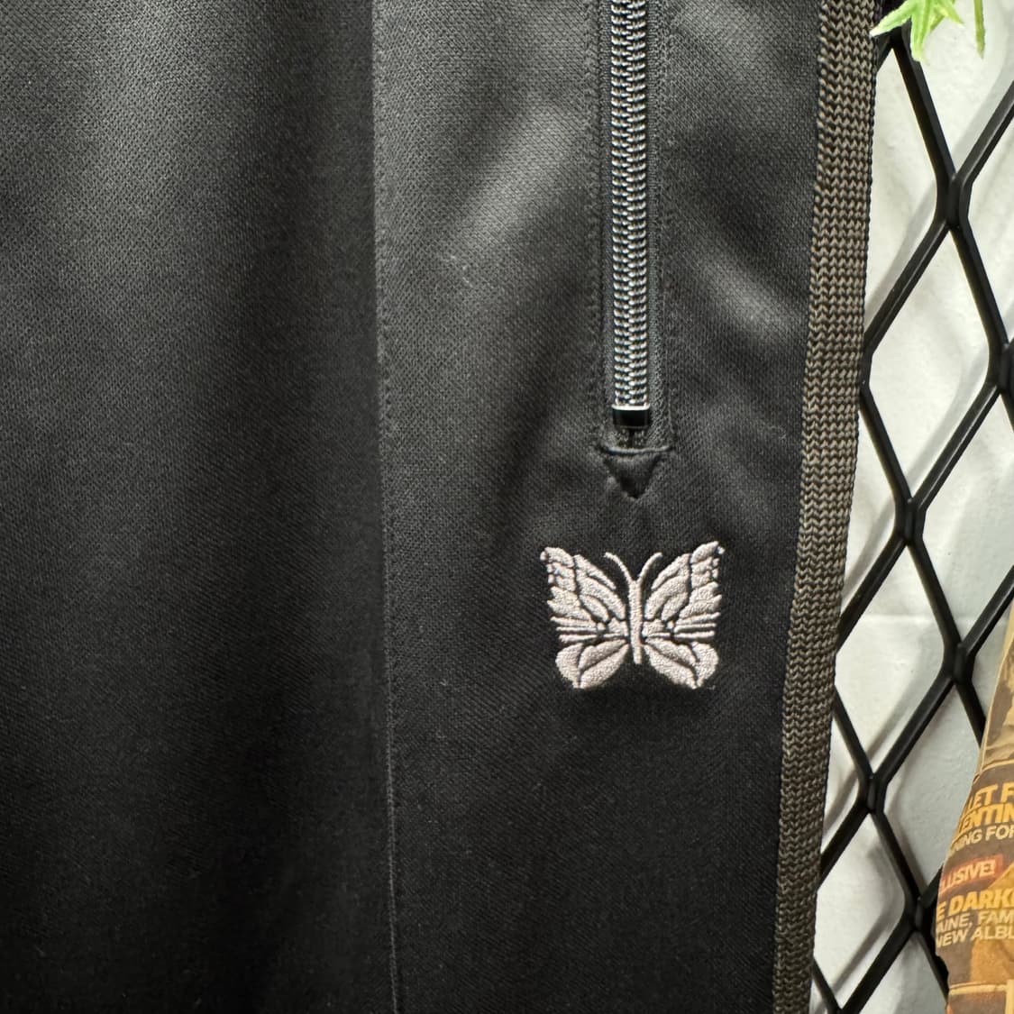 니들스 빈티지 사이드 트랙 팬츠 나비 자수 포인트 그레이 블랫 배색 상품이미지5