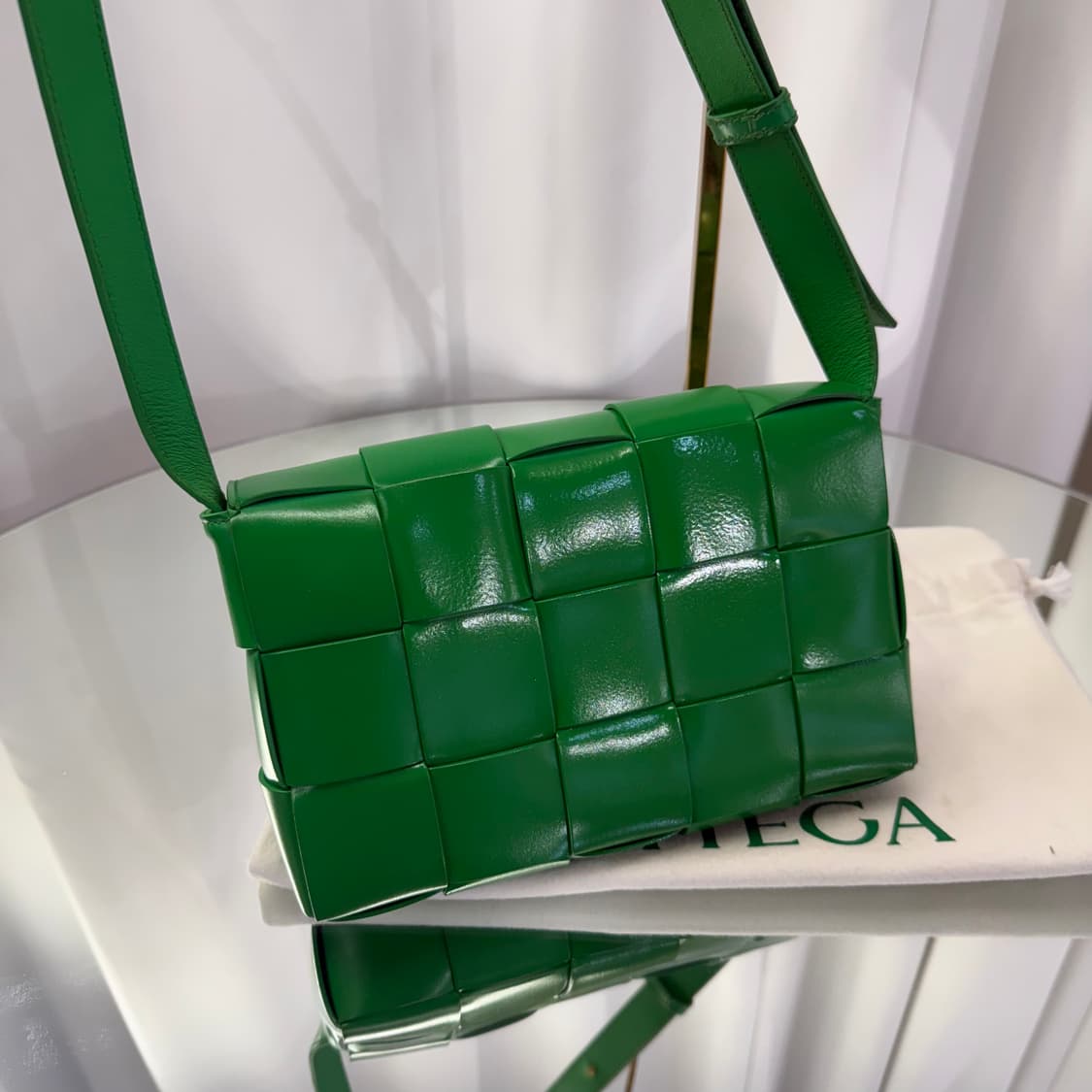 보테가베네타 인트레치아토 유광 카세트백 그린 상품이미지4