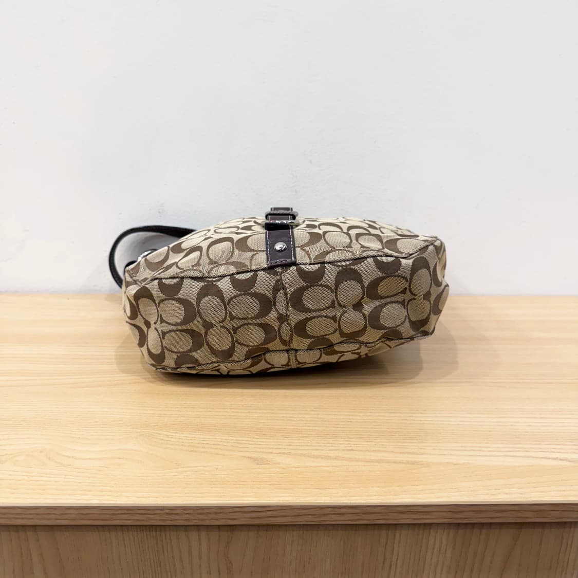 코치 시그니처 캔버스 숄더백 레더 스크랩 D링 디테일 베이지 브라운 상품이미지3