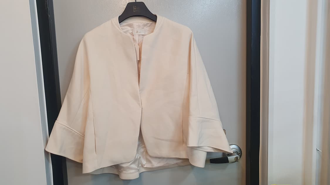 JJ지고트숏코트  88-90-160
세탁완료
너무이쁩니다
고급져요
착용감 상품이미지1