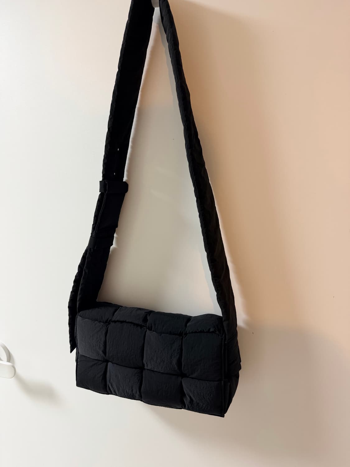 보테가 베네타 패딩 테크 카세트백 블랙 상품이미지1