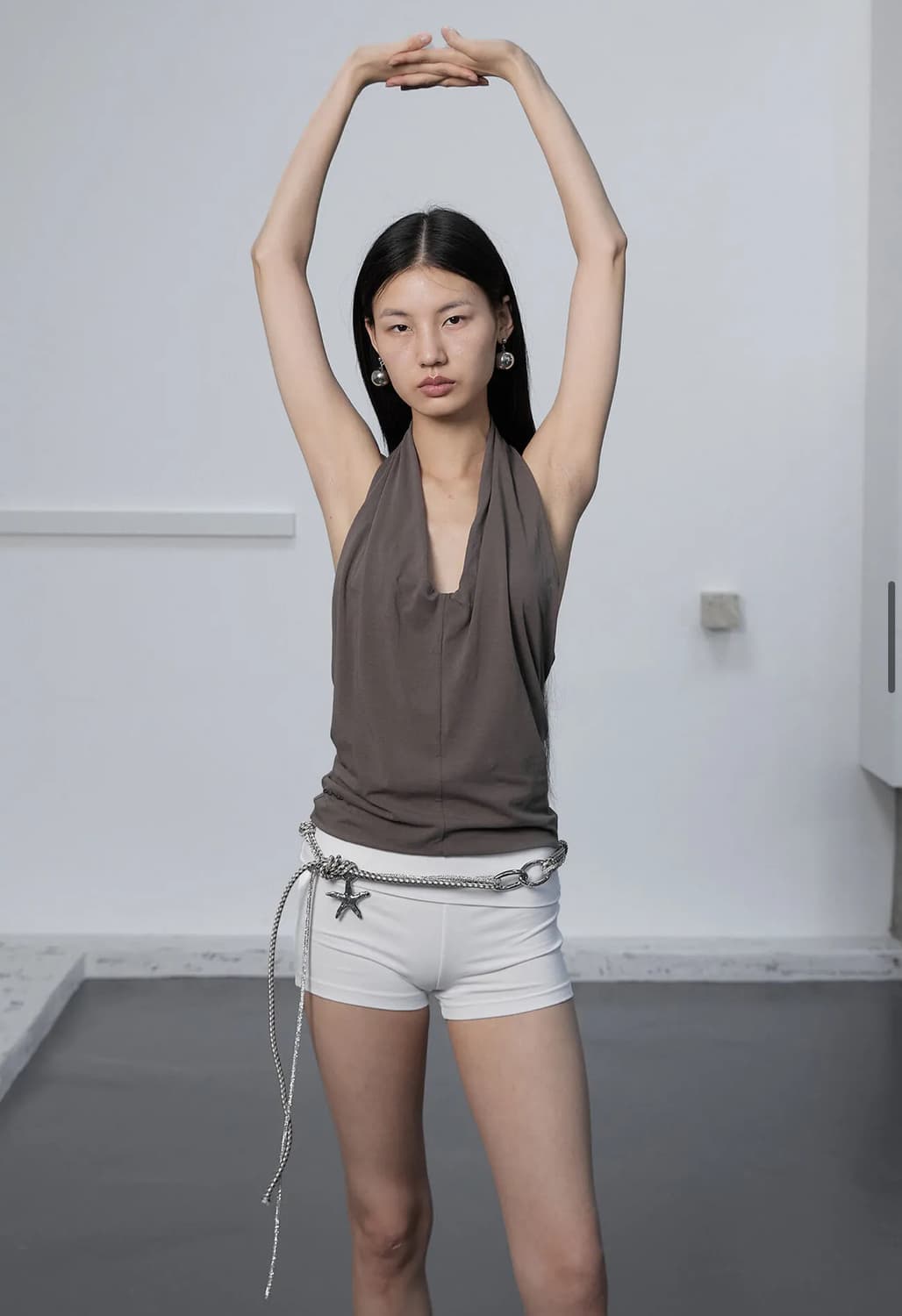 DRAPE HALTER NECK SLEEVELESS / BROWN 상품이미지3