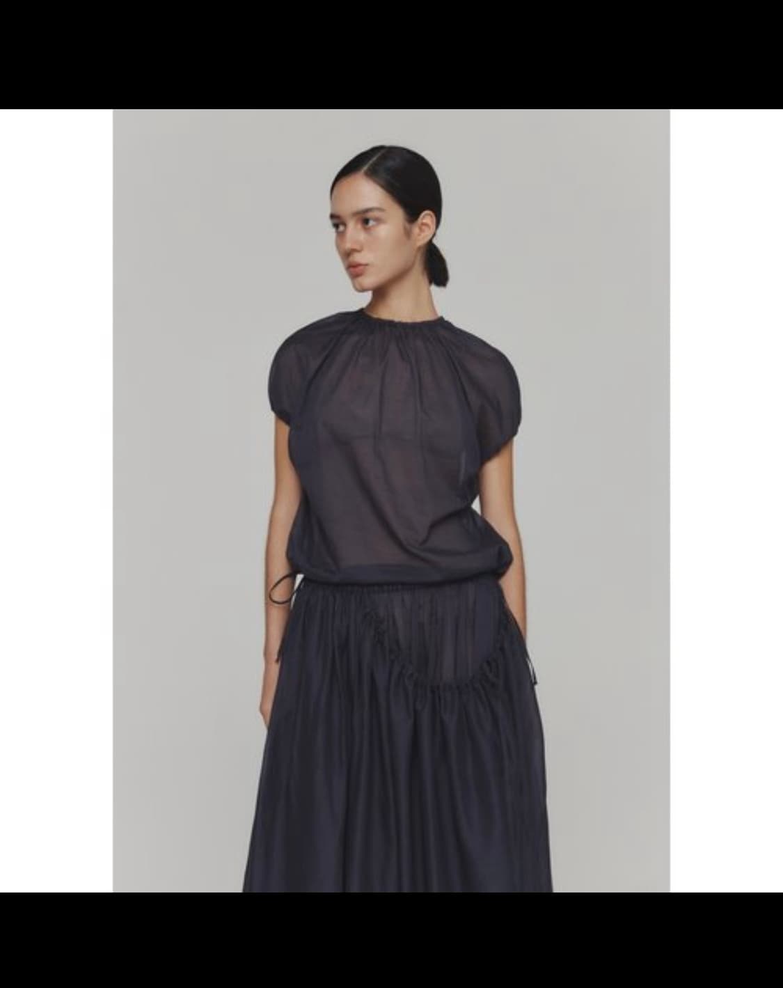 아모멘토 SHEER VOLUME SHIRRING TOP 네이비 상품이미지1