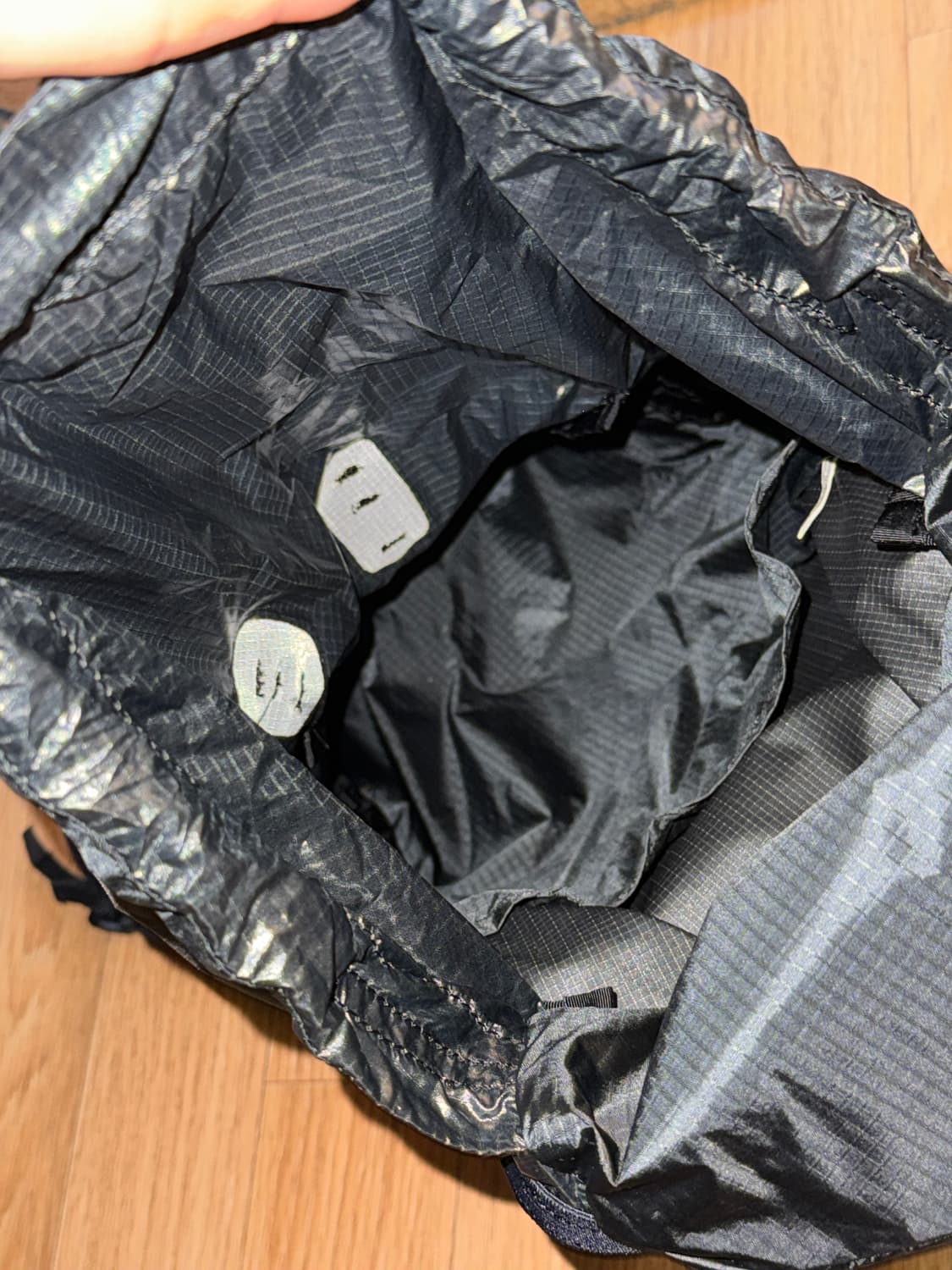 💥몽벨 버사라이트 팩 20 백팩 건메탈 다크 그레이💥 상품이미지3