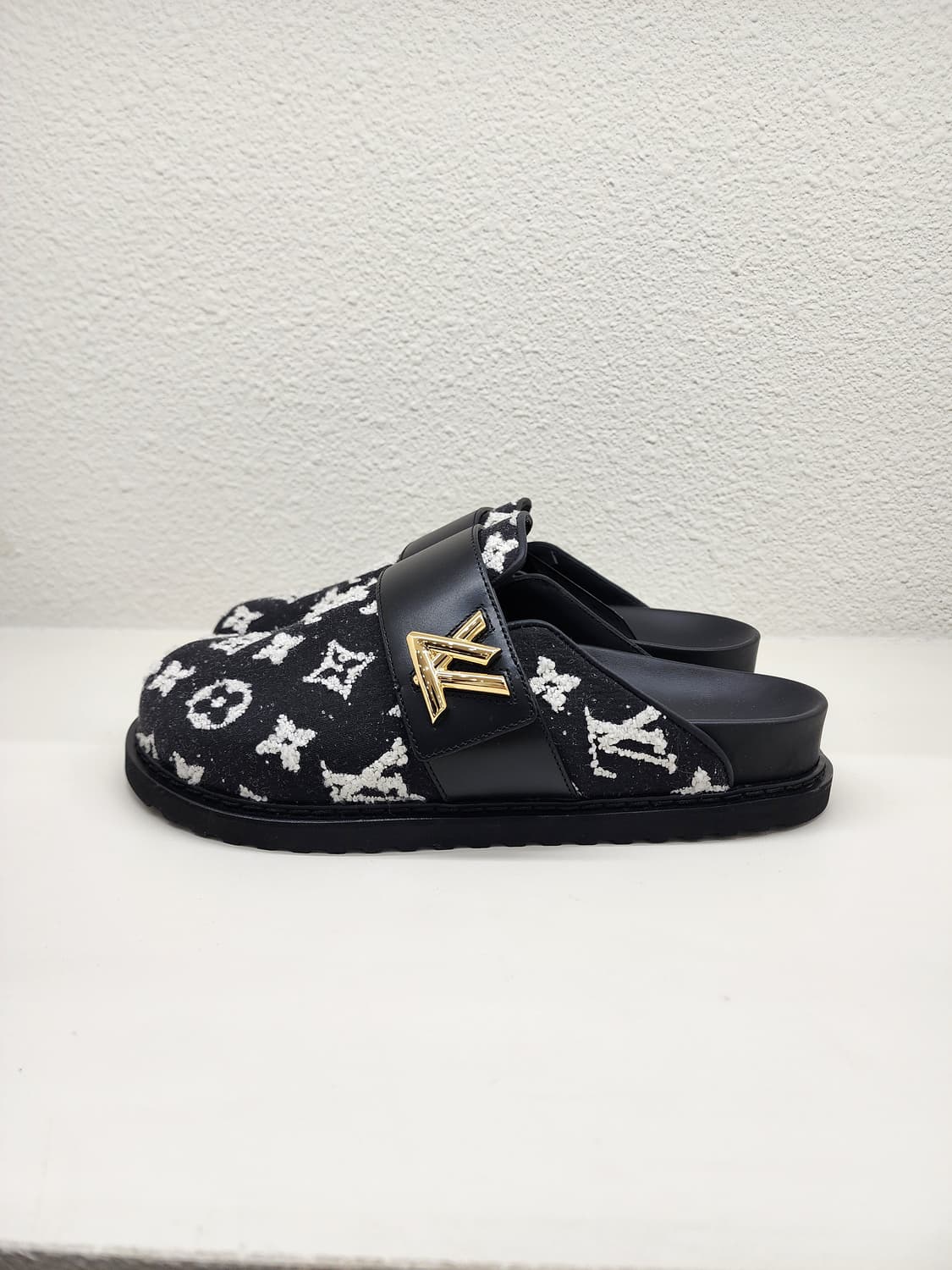 루이비통 1AIDP0 LV 코지 플랫 컴포트 클로그 블랙 37 상품이미지2