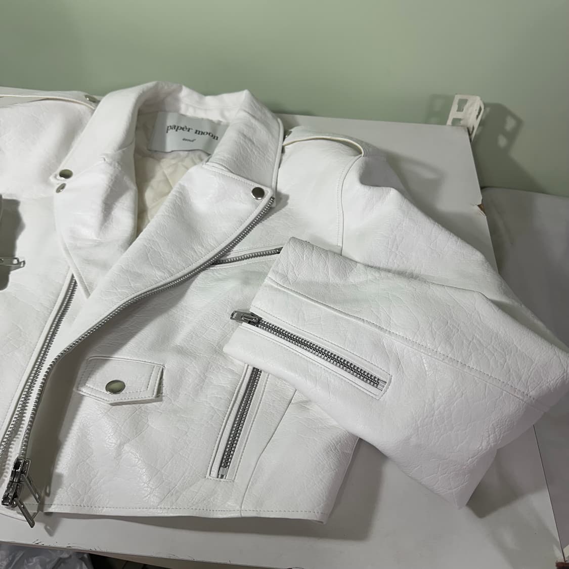 우먼OS 페이퍼문 크림화이트 파워숄더 가죽라이더 상품이미지3