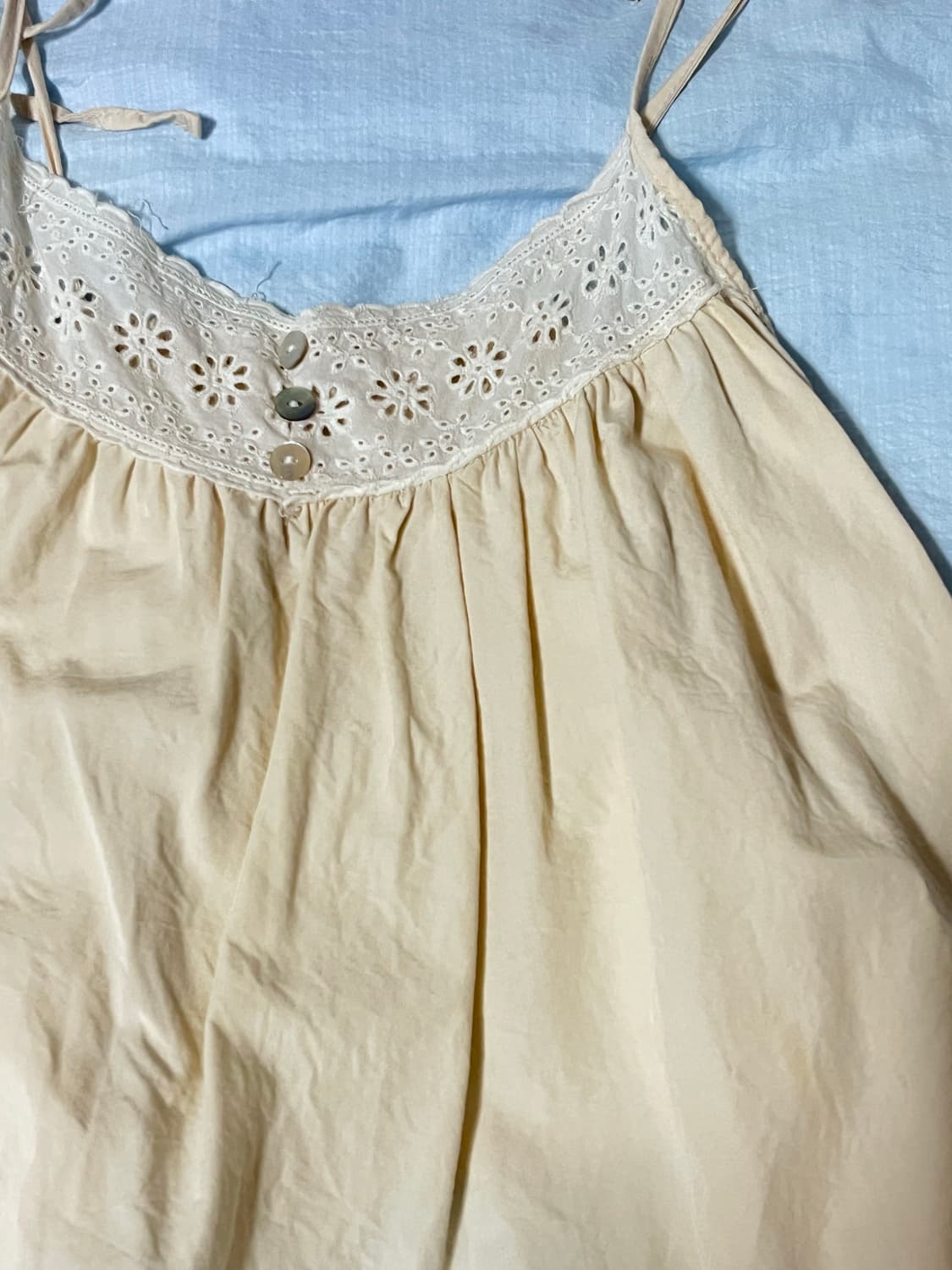 🪽 빈티지 모리 크림 단추 펀칭 슬리브리스 상품이미지2