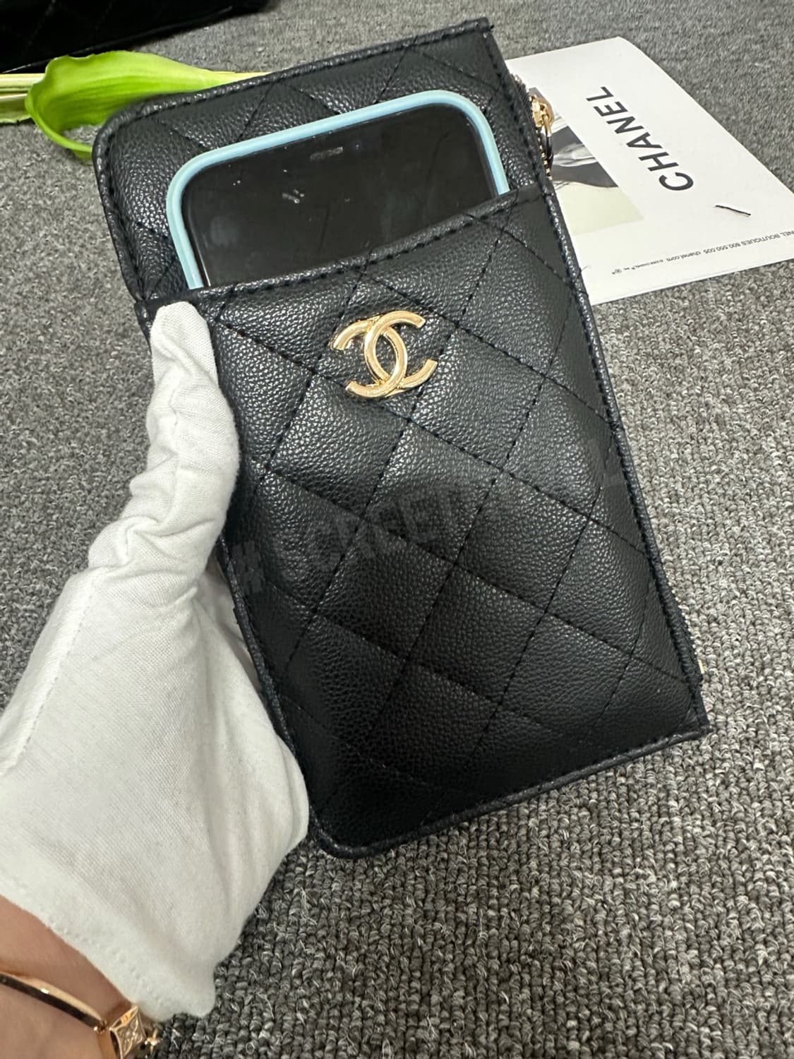 샤넬뷰티 캐비어 클래식 폰 홀더 파우치 블랙 상품이미지1