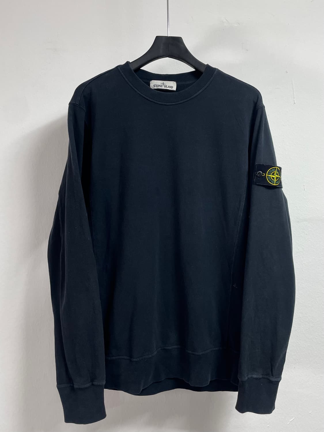 스톤아일랜드 와펜 검정 맨투맨 (on.371) 상품이미지1