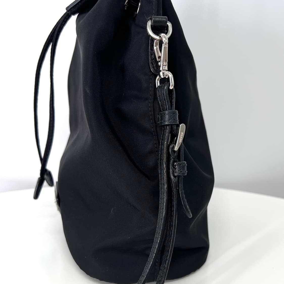 프라다 나일론 삼각로고 버킷 파우치 블랙 상품이미지5