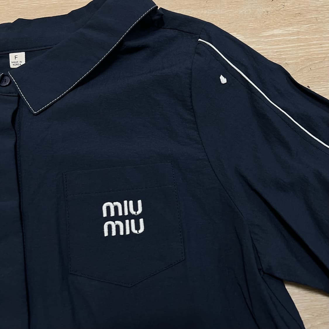 미우미우 여성 자수 로고 사이드 파이핑 반팔 블라우스 [네이비] Free 상품이미지4