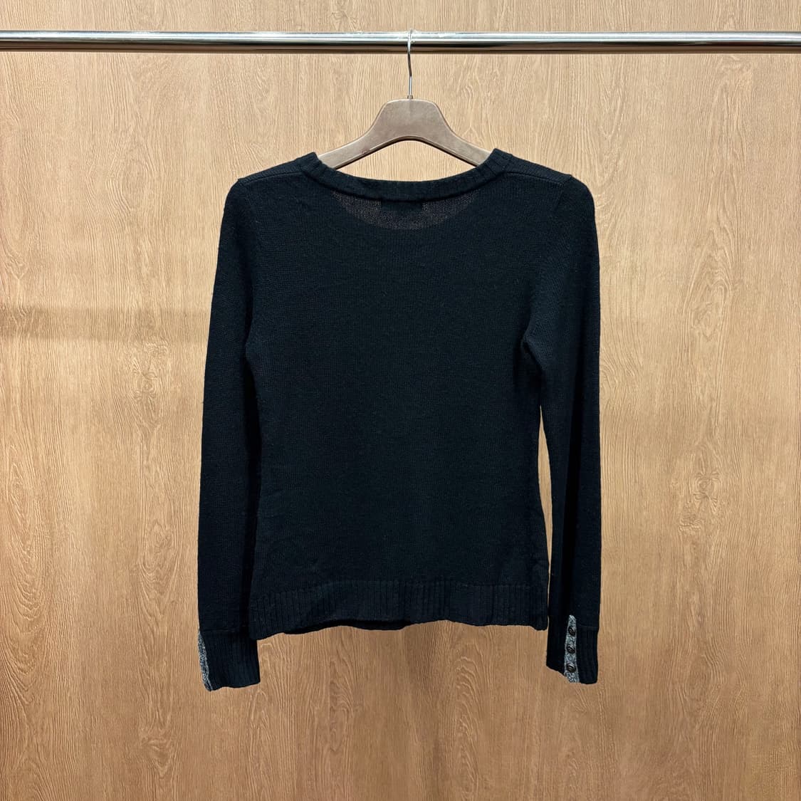 버버리 블루 라벨 라운드넥 니트 그레이 하트 로고 안타르시아 디테일 블랙 상품이미지3