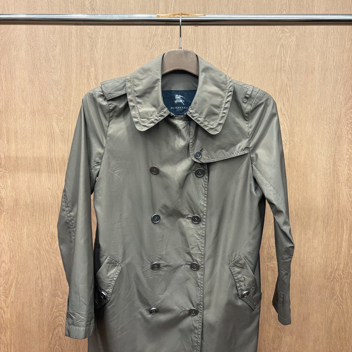 버버리 런던 더블 버튼 라이트 트렌치 코트 넥라인 스트랩 디테일 브라운 상품이미지4