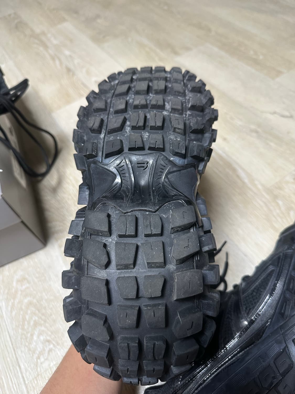 (43)발렌시아가 디펜더 상품이미지5