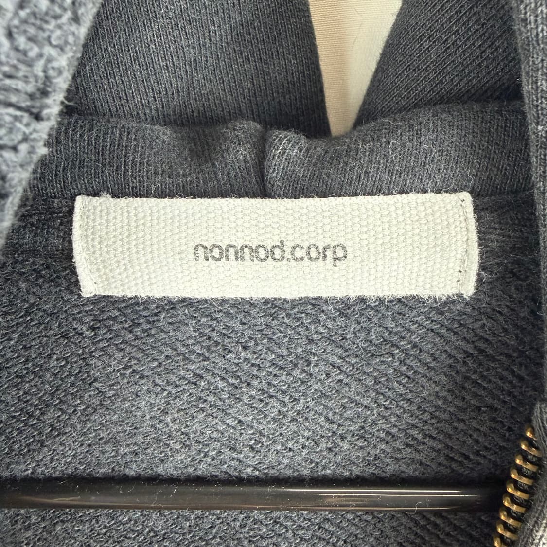 1) 논노드 X 신세계 디스트레스드 집업 후드 워시드 블랙 상품이미지3