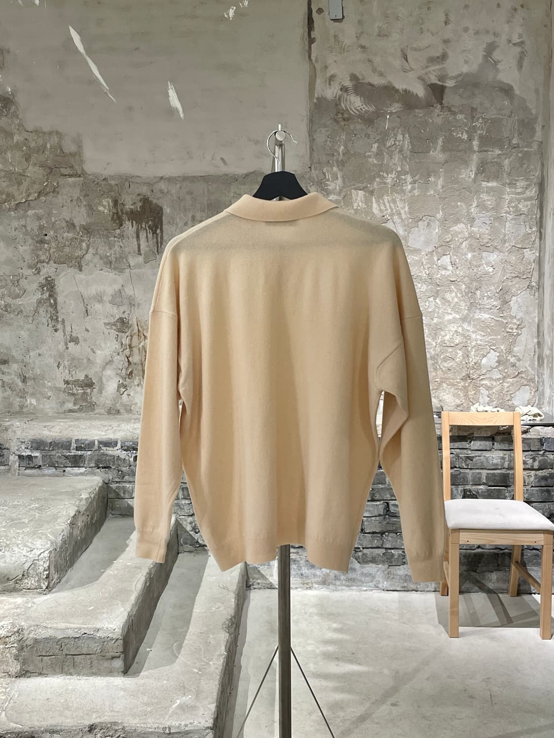 버버리 라이트 베이지 쿼터 금장 버튼 카라 울 니트 상품이미지6