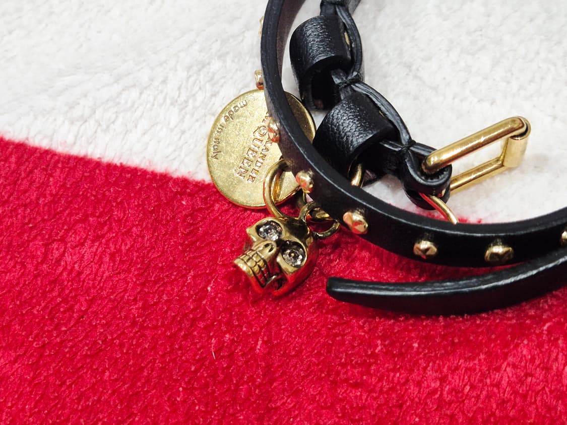 알렉산더맥퀸 스컬 참 블랙 가죽 팔찌 상품이미지2