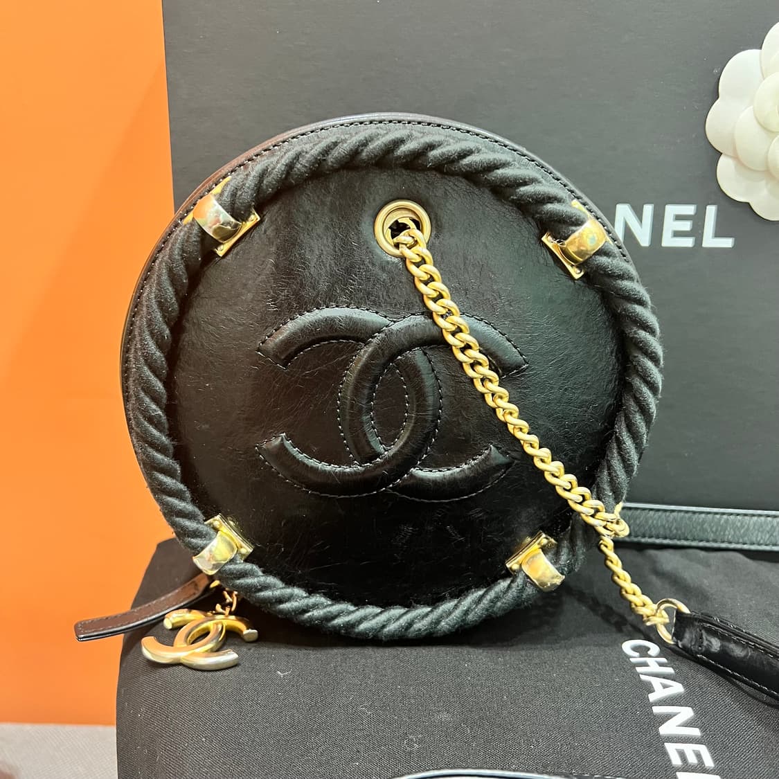 [정품] 샤넬 AS0075 크럼블 카프스킨 앙 보그 라운드 사첼백 시즌백 상품이미지2