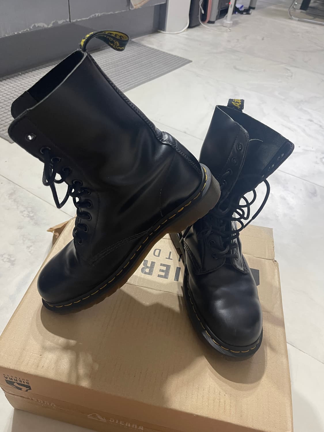 닥터마틴 10홀 워커 270 상품이미지3