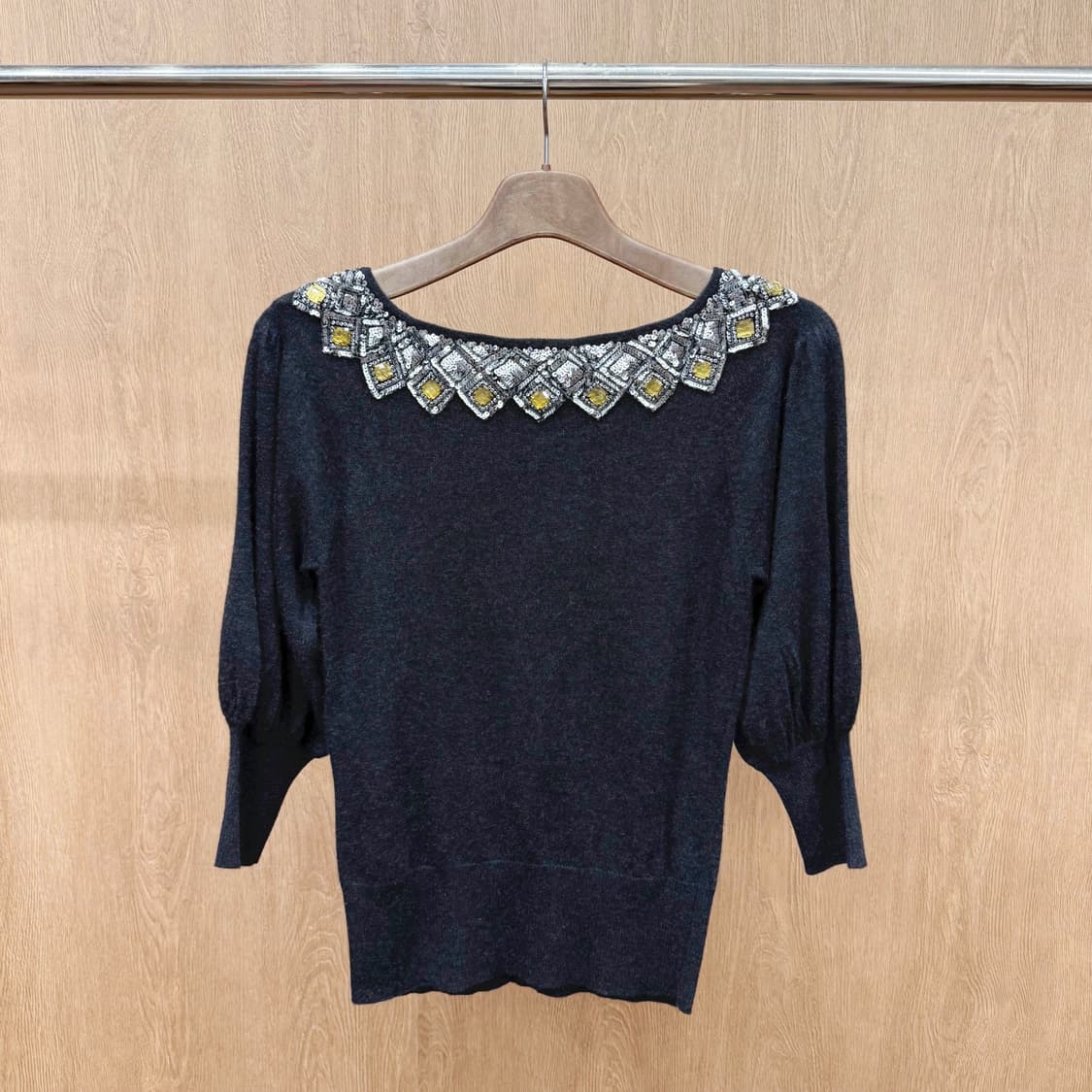 에스카다 퍼프 소매 7부 니트 비즈 스팽글 넥라인 장식 디테일 블랙 상품이미지3