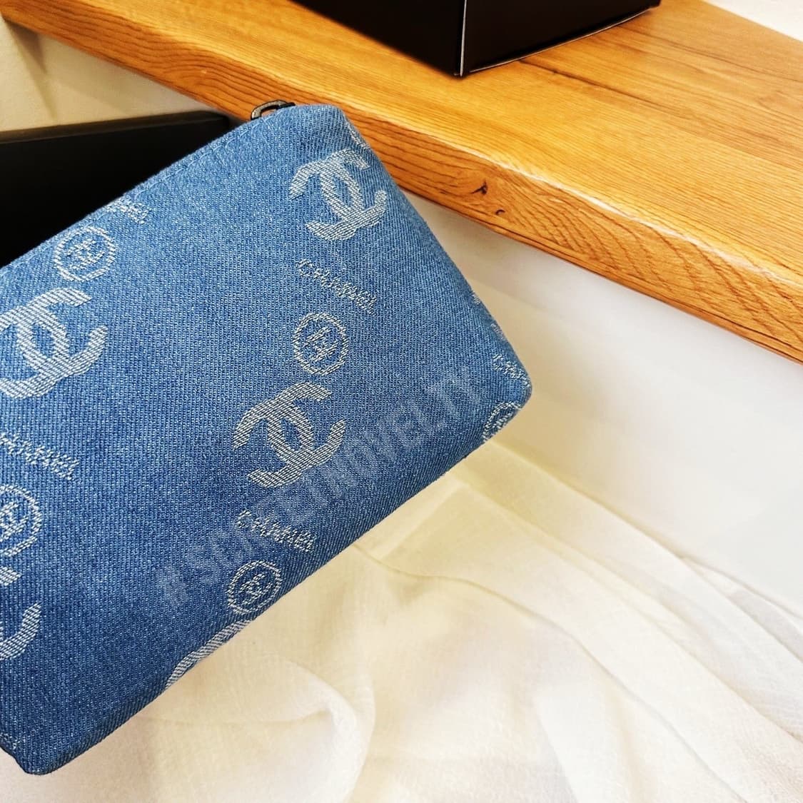 샤넬 코스메틱 데님 로고 파우치 무료배송 샤넬 코스메틱 데님 로고 파우치 상품이미지8