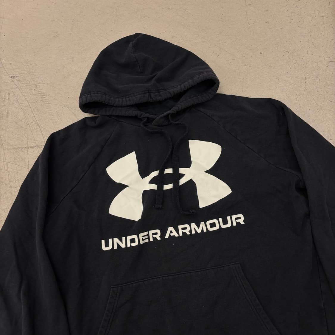 언더아머 빅로고 블랙 후드티 상품이미지2