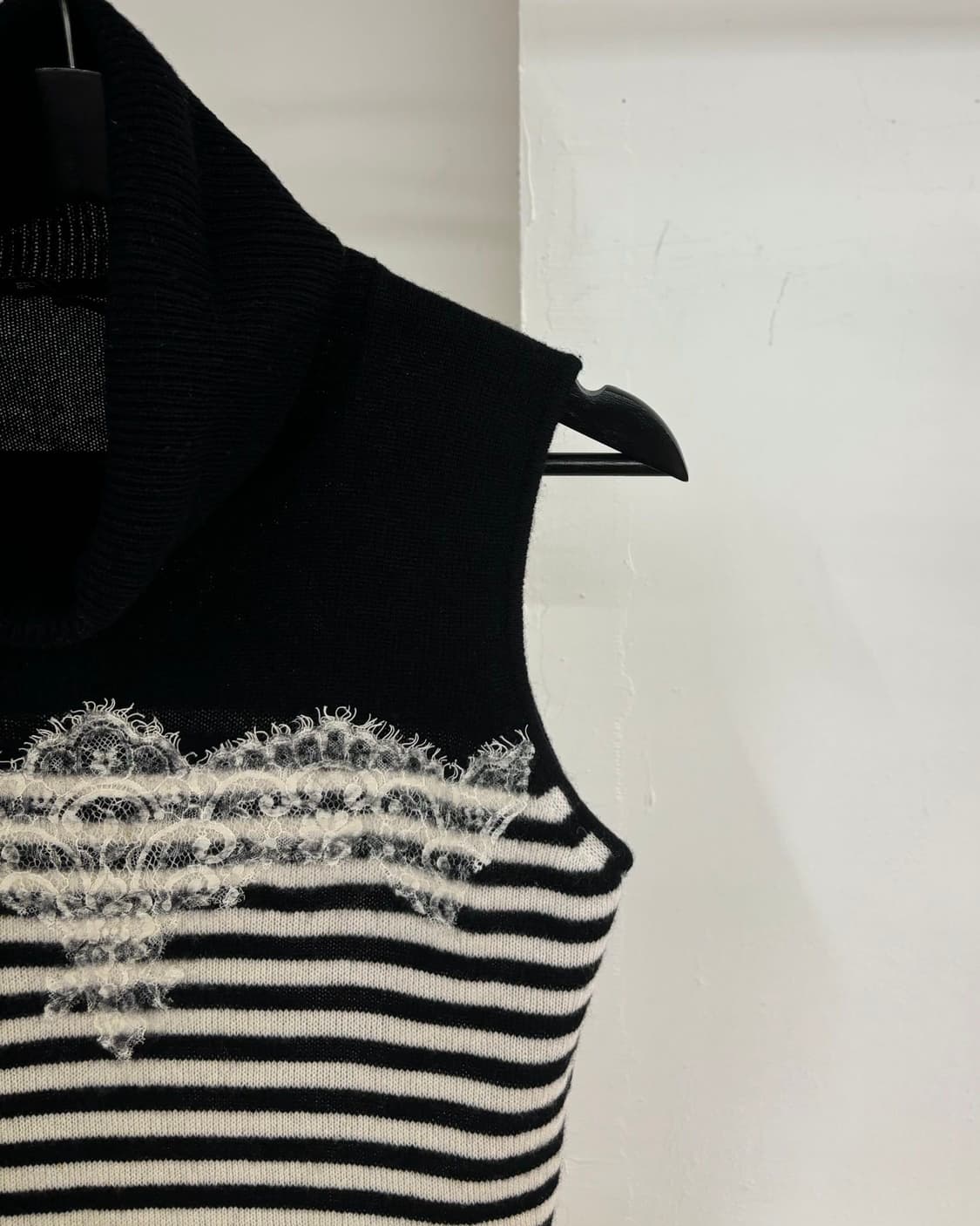 에르마노 설비노 블랙 스트라이프 케시미어 슬리브리스 상품이미지4