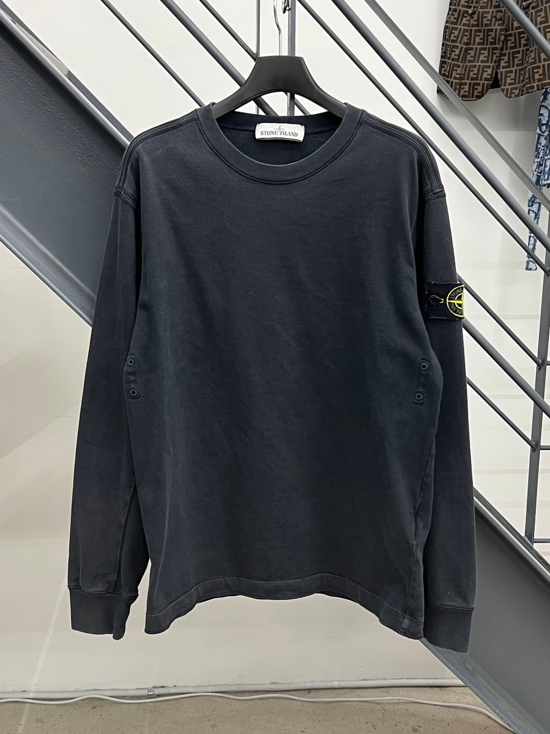 스톤아일랜드 와펜 블랙 롱슬리브 상품이미지1