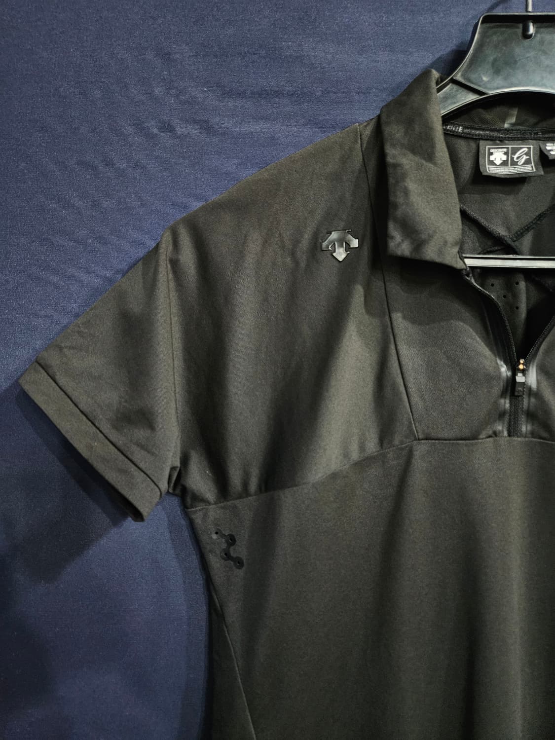 데상트 블랙차콜 남성 슬림핏 100 골프 반집업 카라반팔티  상품이미지4