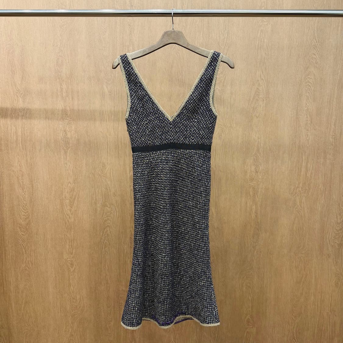 프라다 브이넥 슬리브리스 원피스 트위드 머메이드 실루엣 디테일 브라운 상품이미지3