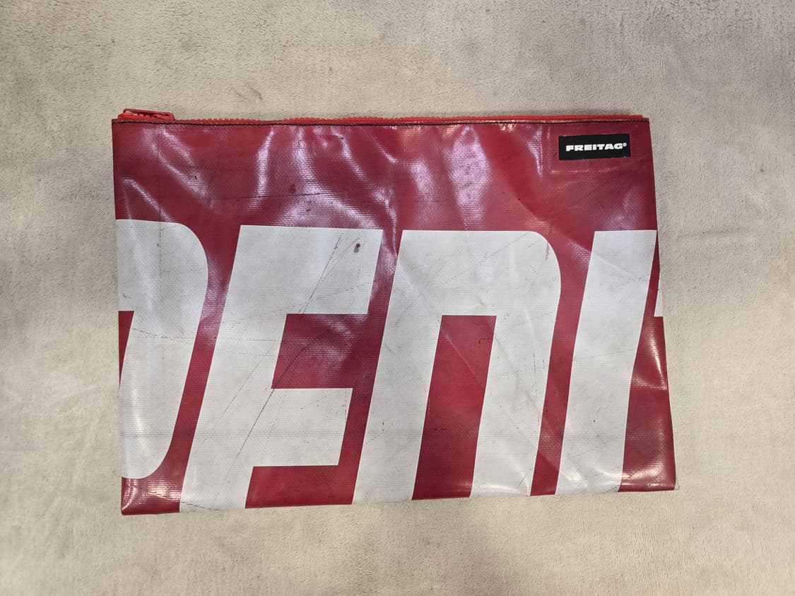 프라이탁 남여공용 클러치백 레드/화이트 상품이미지1