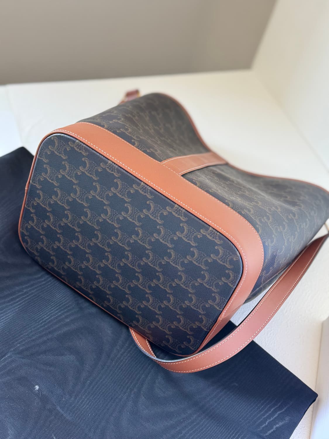 셀린느 트리오페 캔버스 카프스킨 버킷백 미듐 탄 상품이미지8