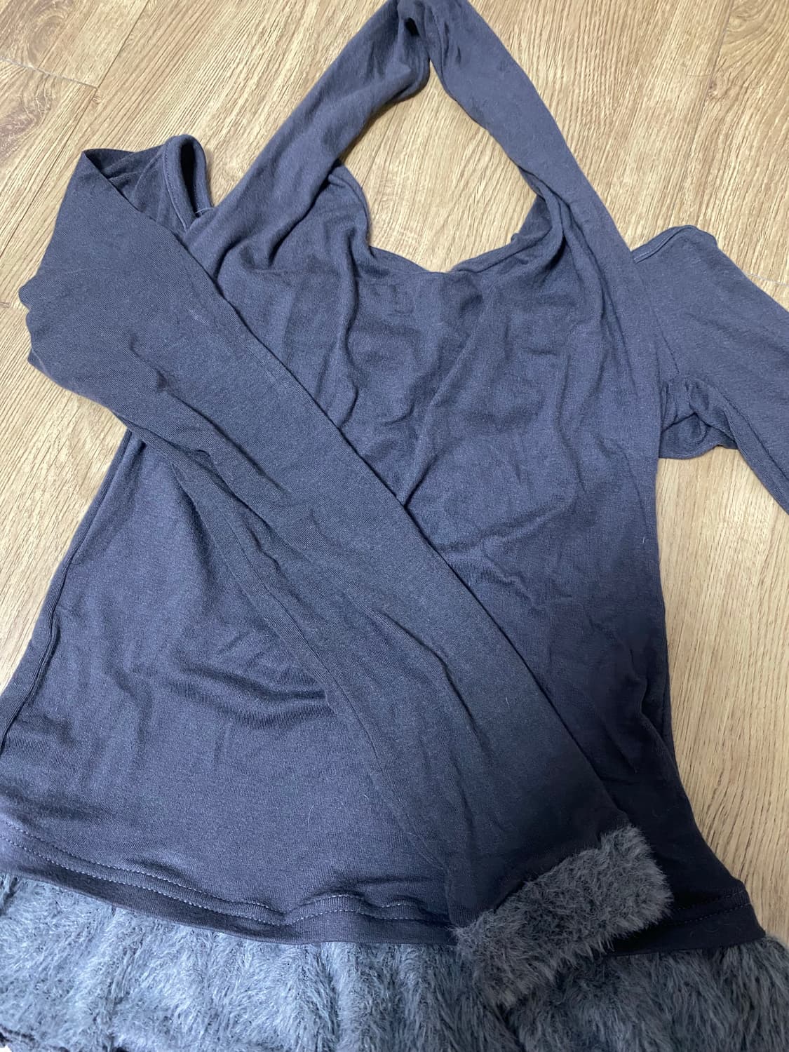 uglyshadow 스카프 퍼 프릴 티셔츠 (차콜) 상품이미지1