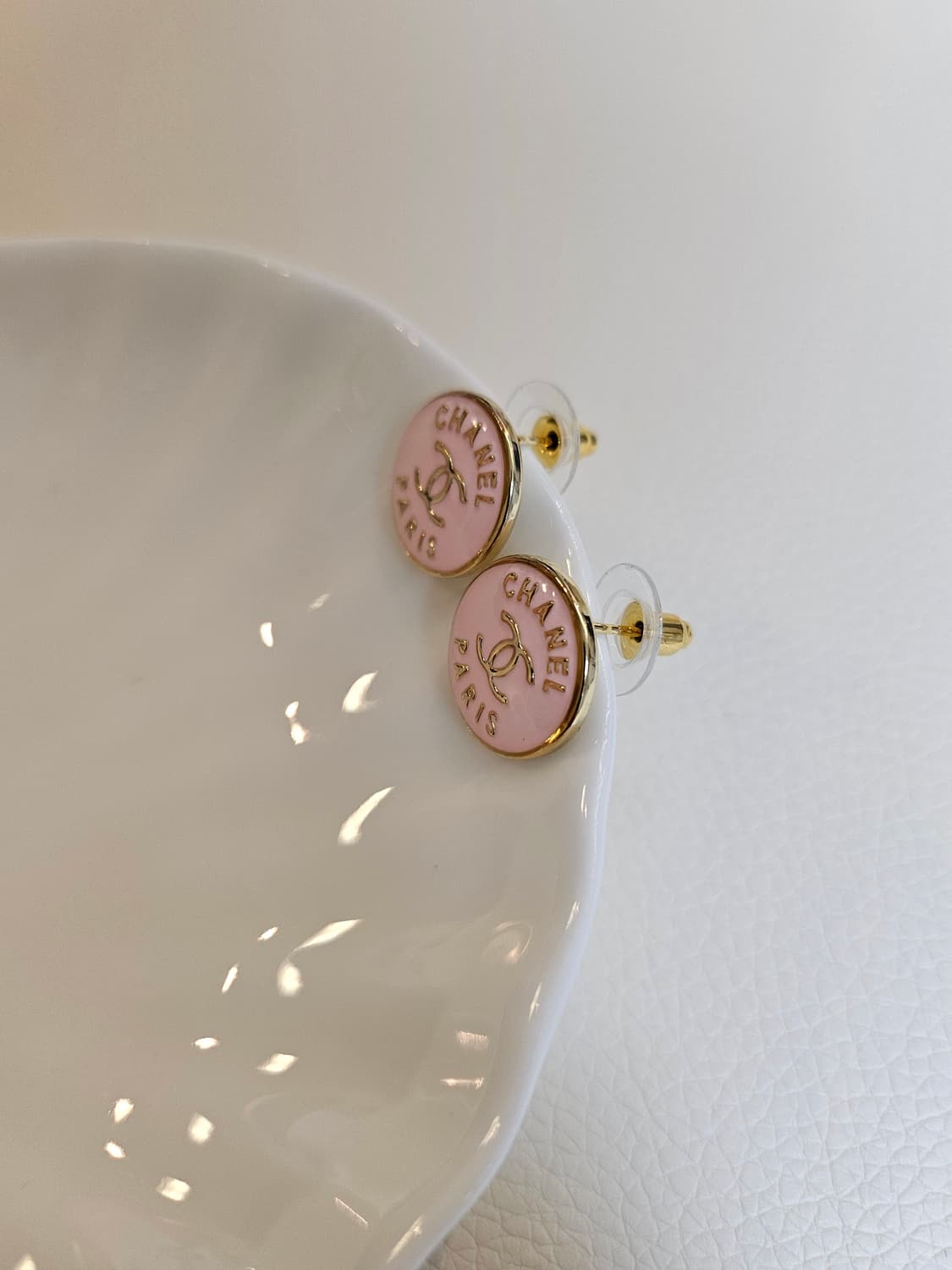샤넬 단추 CC로고 연핑크 귀걸이 업사이클링 상품이미지2
