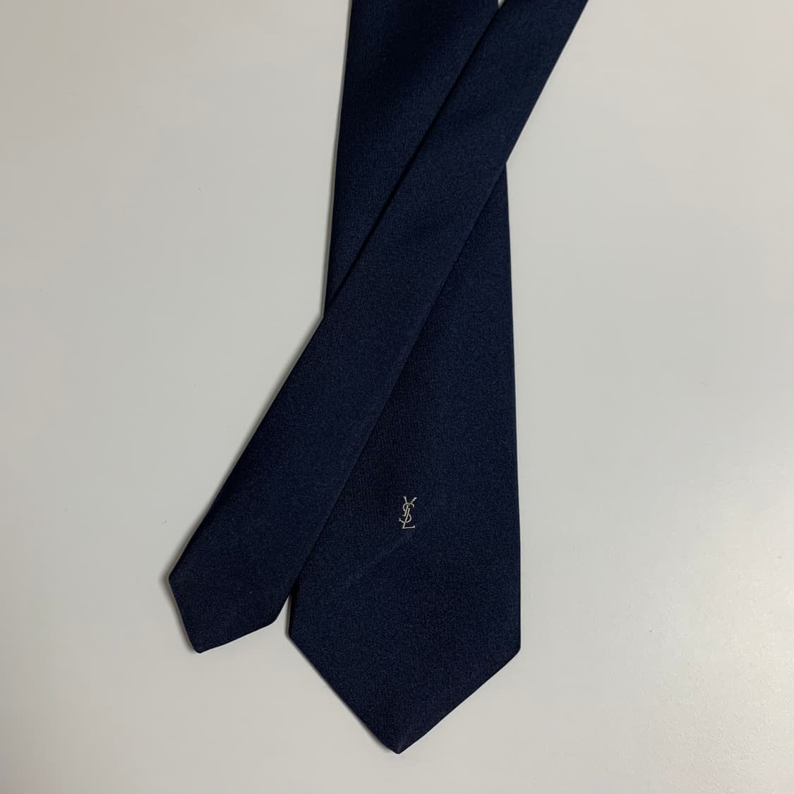 입생로랑(YSL) 심플로고 다크네이비 단색 명품넥타이 100폴리 8cm 상품이미지3