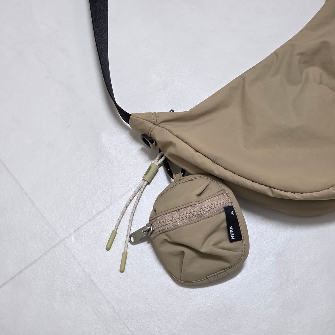 네파 신형 크로스백 반달백 베이지 상품이미지2