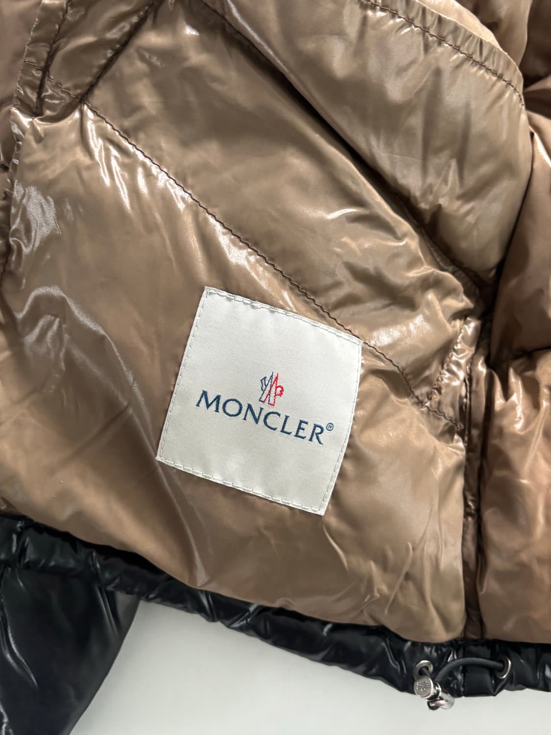 Moncler 몽클레어 블랙 유광 패딩 상품이미지8