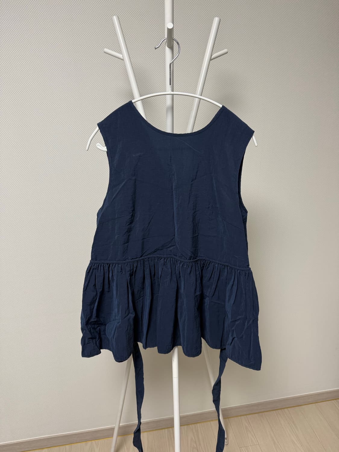 코스모스 블라우스 AIRY STRAP SLEEVELESS (NAVY) 상품이미지4