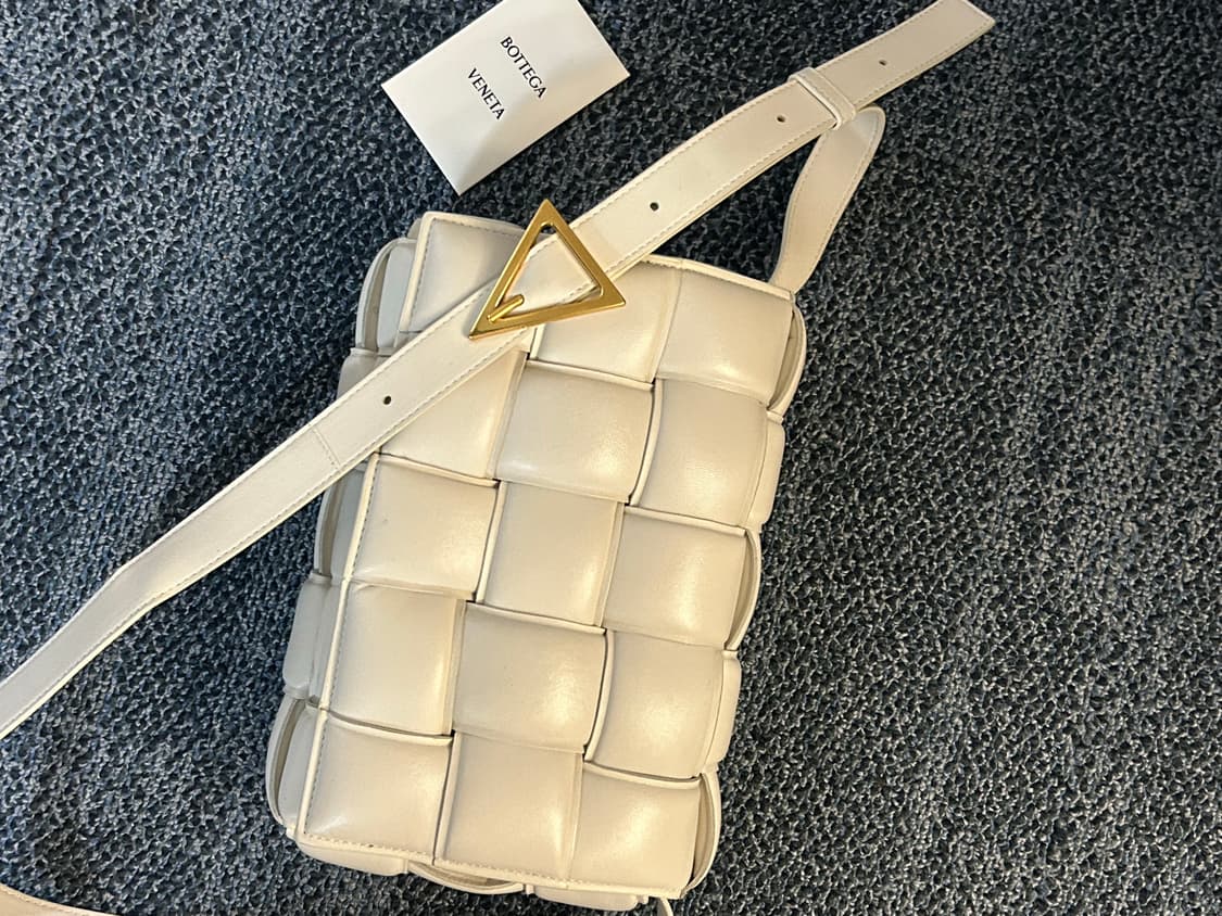 보테가베네타 패디드 카세트백 화이트 상품이미지2