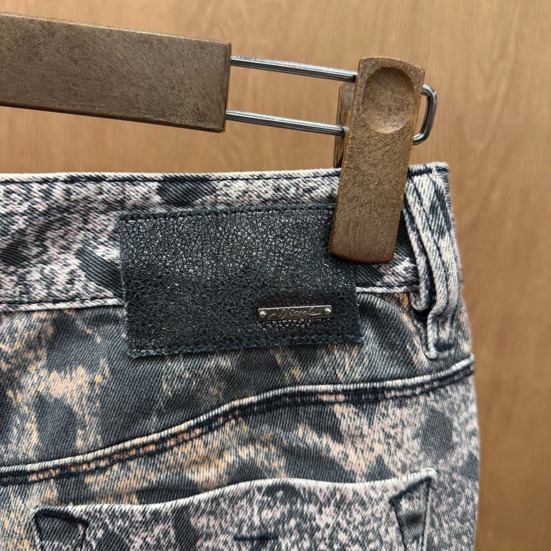 디젤 슬림 데님 팬츠 레오파드 패턴 레더 패치 워싱 디테일 핑크 그레이 상품이미지7