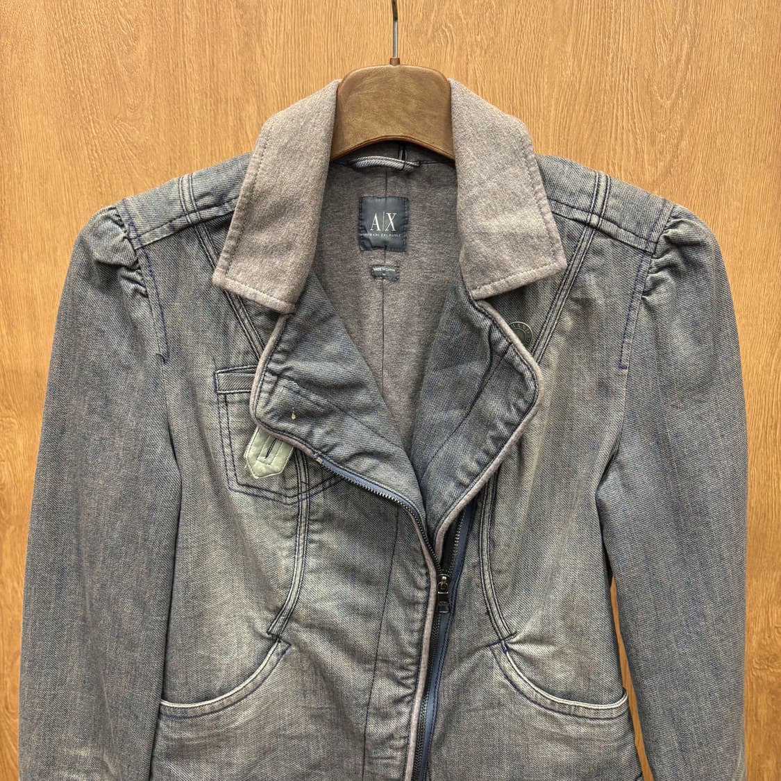 아르마니 익스체인지 데님 자켓 비대칭 절개 스티치 디테일 라이트 그레이 상품이미지4