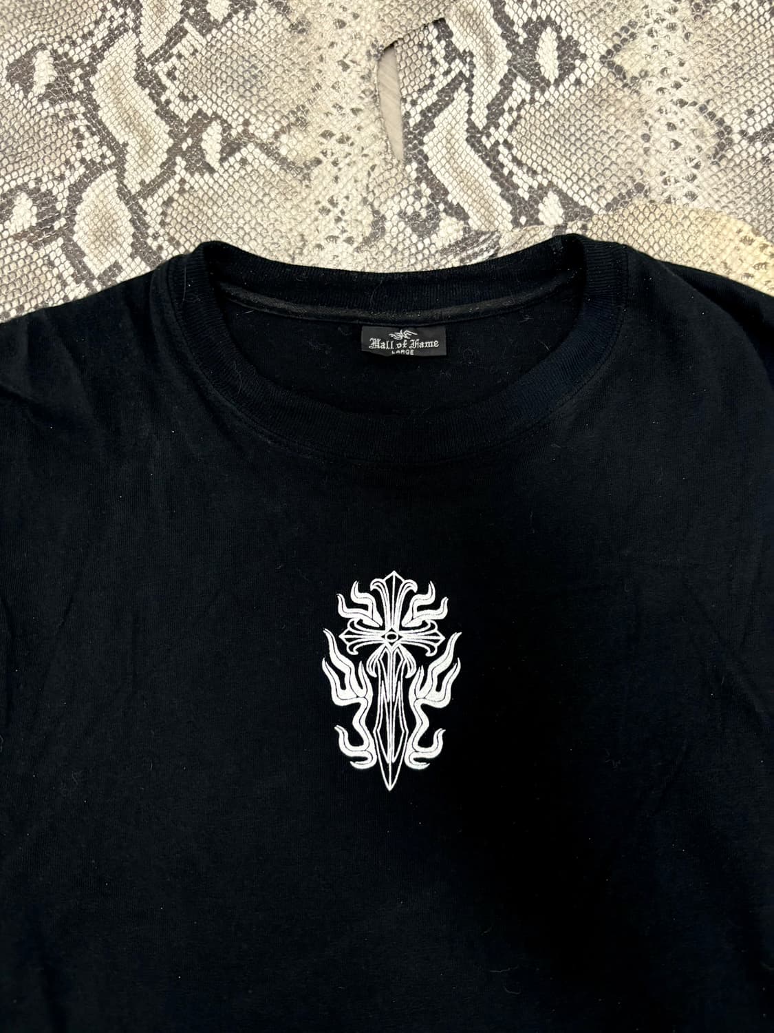 “Vintage” Cross Print Black Tee 상품이미지3