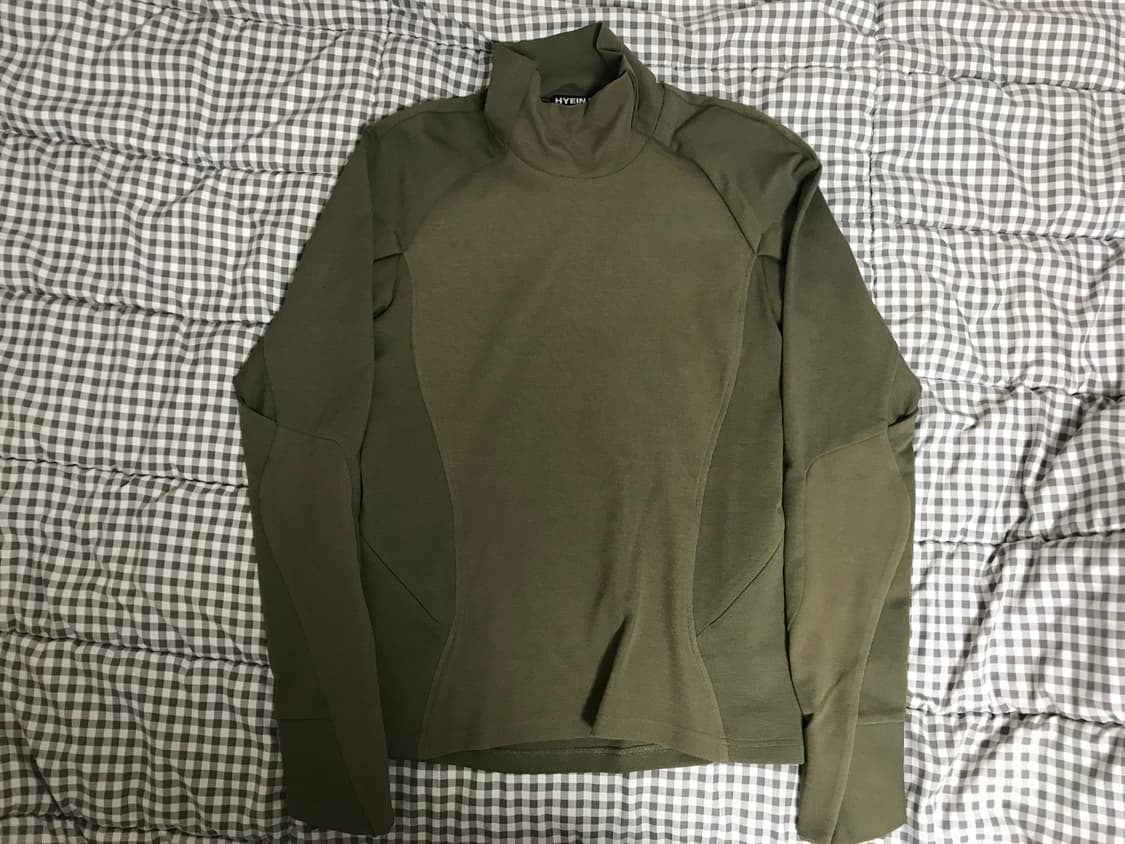 (3)Hyein seo 혜인서 모크넥 탑 카키 상품이미지1