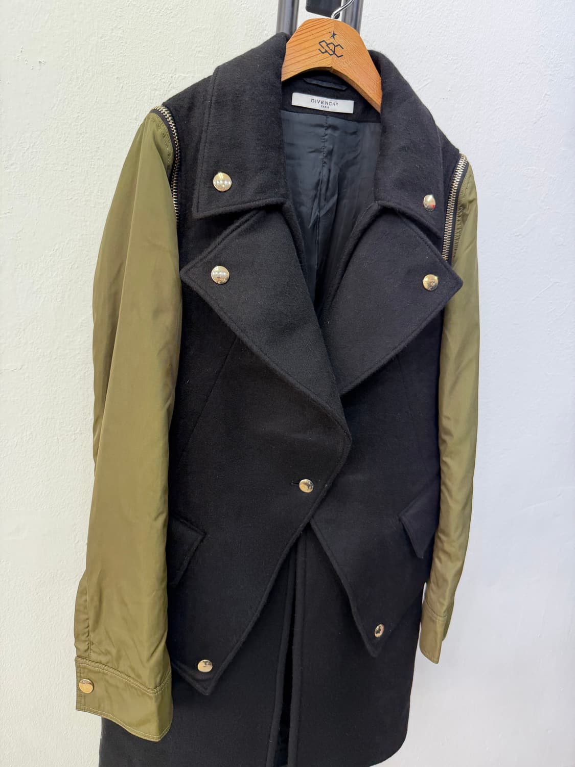 매장판정품) 지방시 여성 금장 디테일 봄버 코트 38 상품이미지2