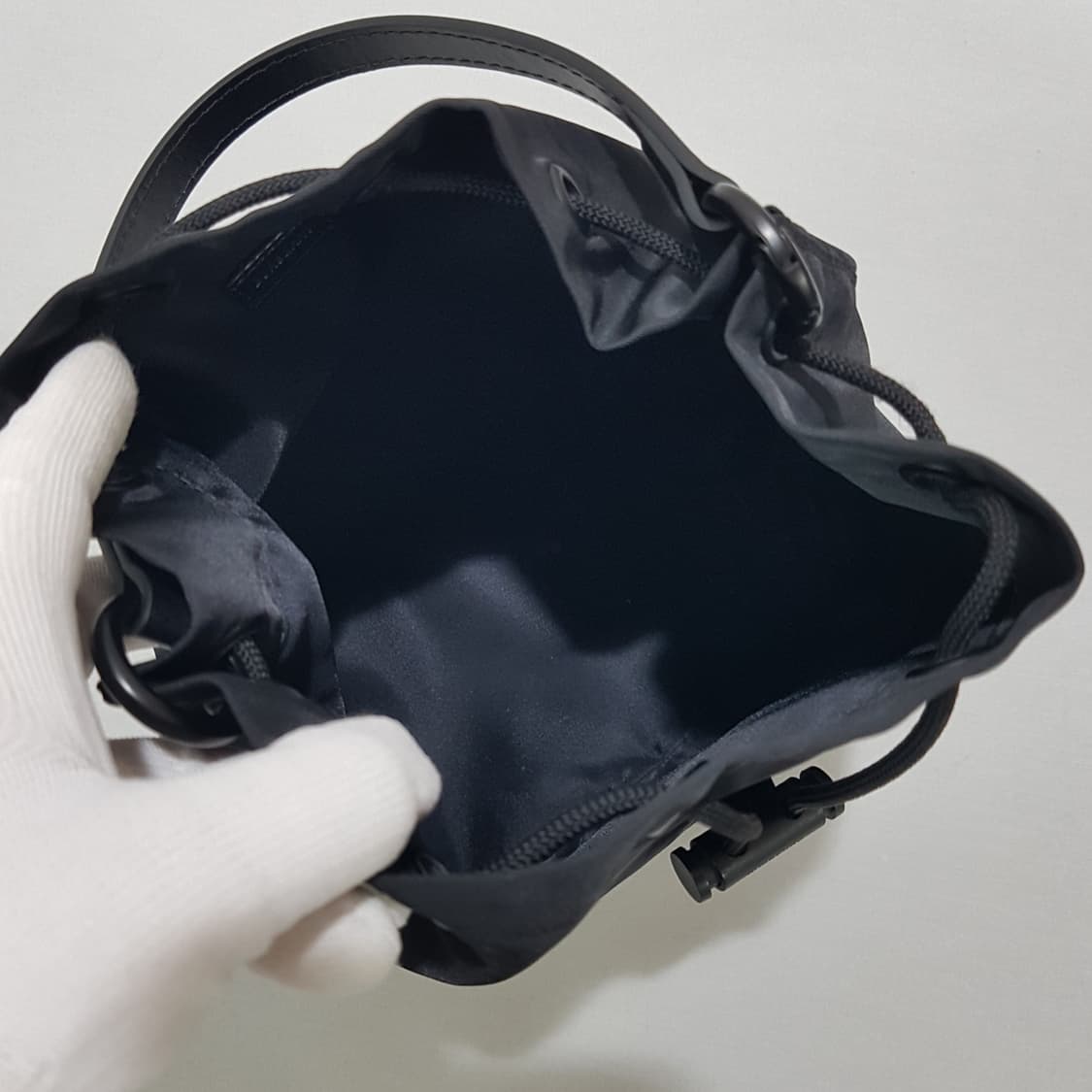 버버리 포이베 파우치 버킷백 블랙  상품이미지9