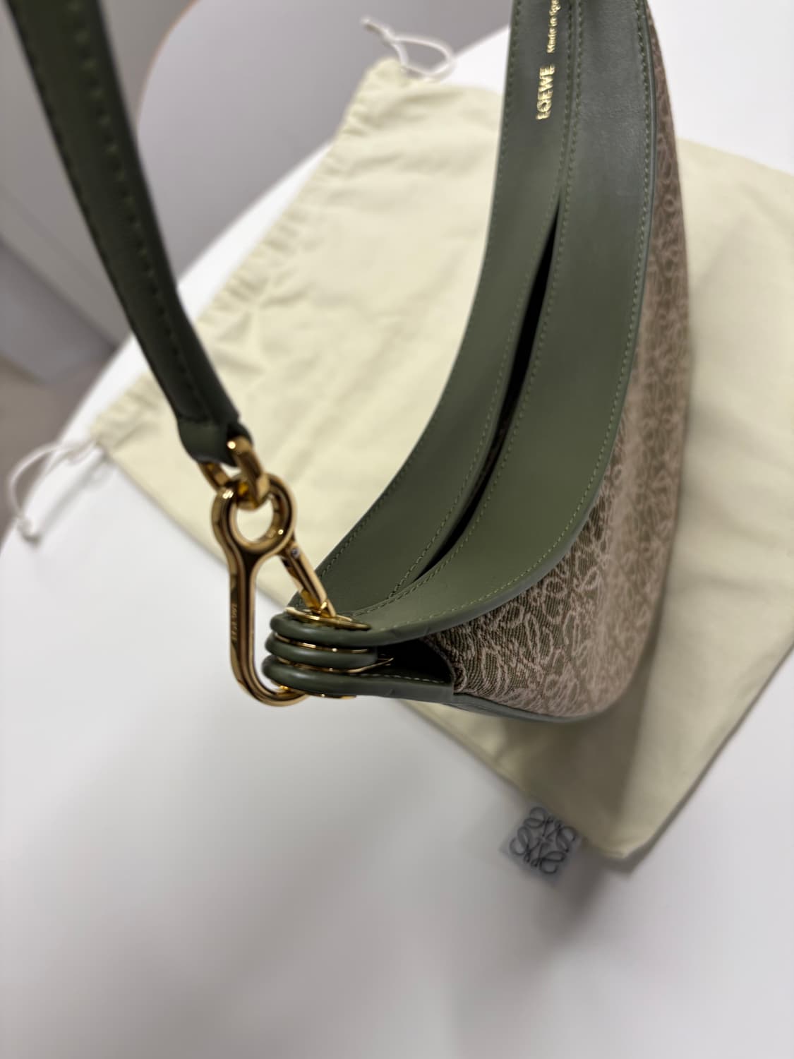 loewe 로에베 숄더백 호보백 카키 색상 상품이미지4