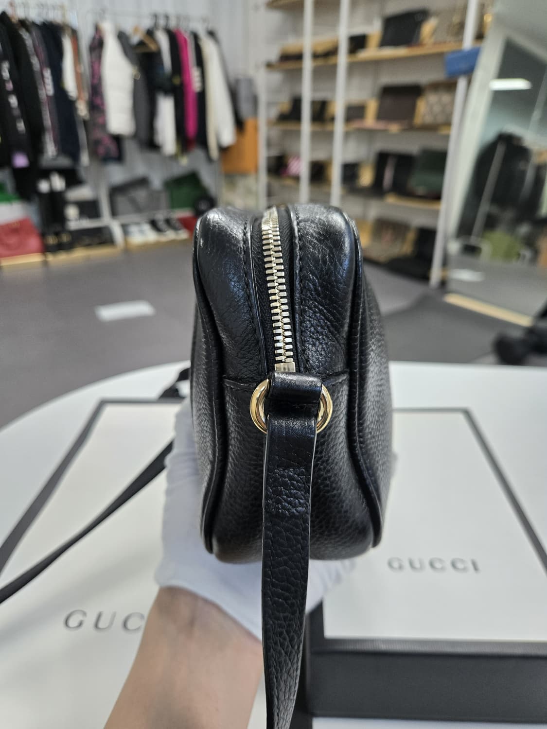 [A급컨디션]구찌 소포 블랙 레더 카메라백 상품이미지4