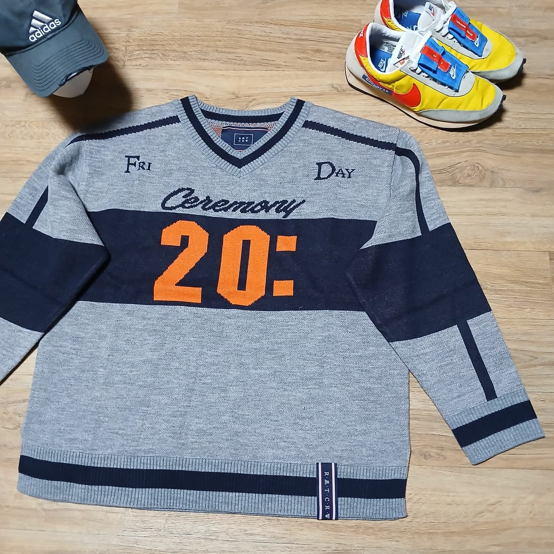 로맨틱크라운 브이넥 아크릴 니트 남녀공용 상품이미지4